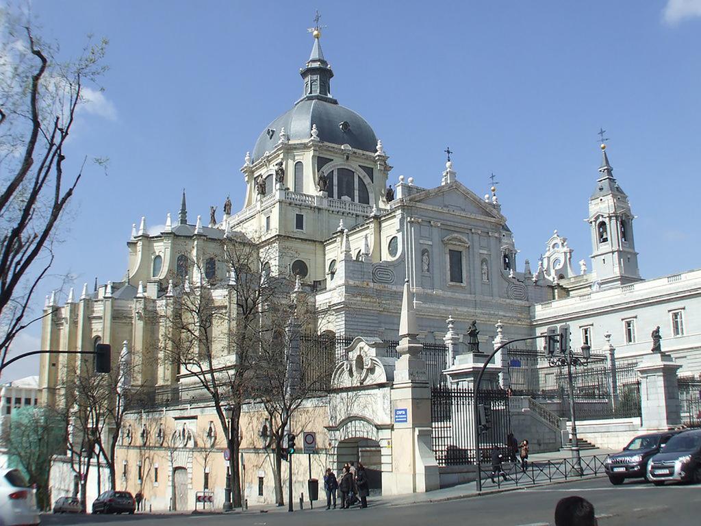 Apartamentos Madrid Centro B Luaran gambar